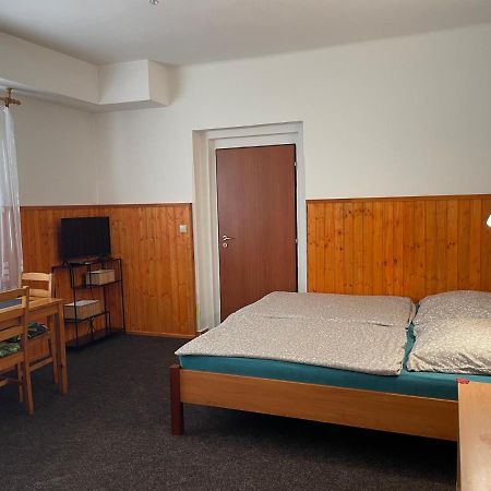 Garsoniera V Roddinem Dome Guest House Dubice Exterior photo