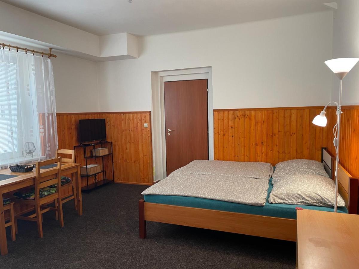 Garsoniera V Roddinem Dome Guest House Dubice Exterior photo